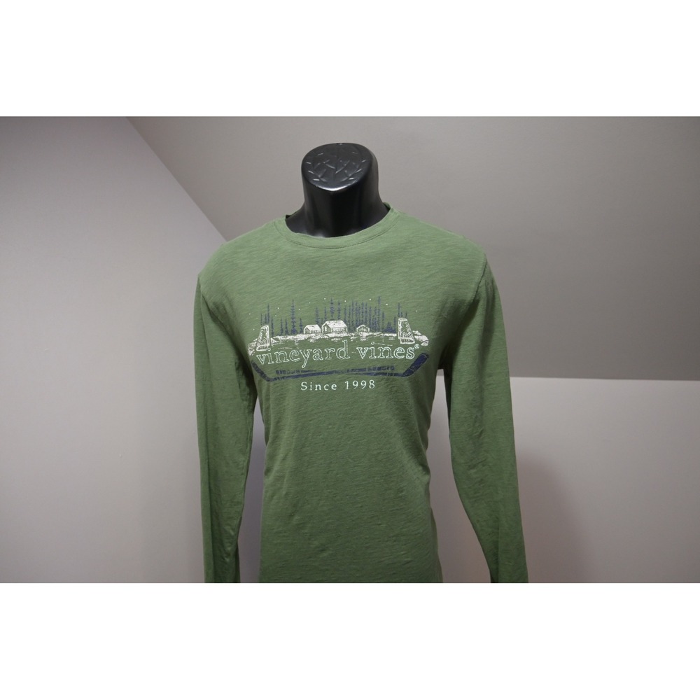 Vineyard Vines T-Shirt Mens‎ Small Green Hockey Graphic Long Sleeve Excellent